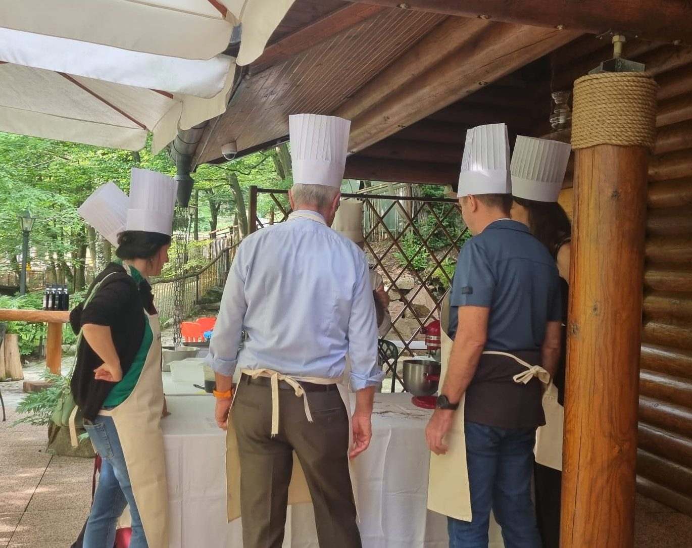 22 Persone che fanno team building in cucina
